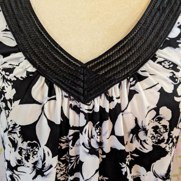 White House Black Market "V" Neck Top Size Small - Picture 5 of 8